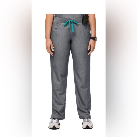 Figs Pants - FIGS Kade Cargo Scrub Pants for Women - Graphite, size Large